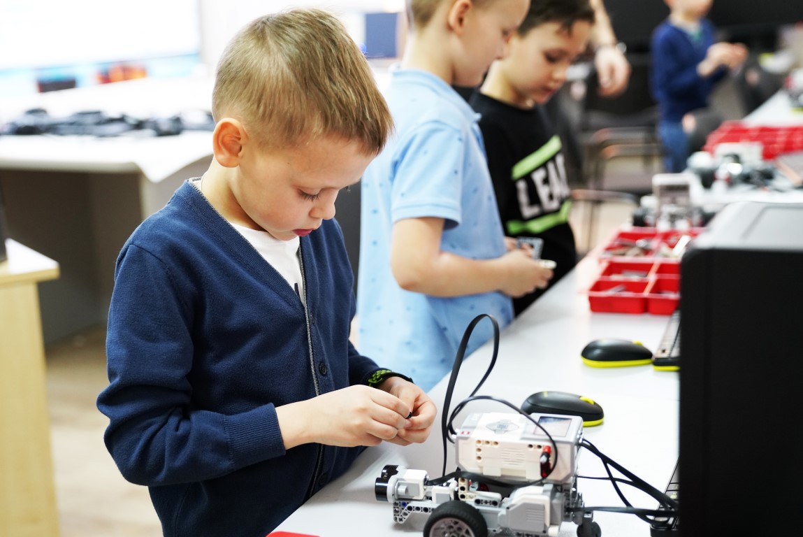 Робототехника в основном. Робототехника для детей. Роботостроение для детей. Занятия по робототехнике. Занятия по робототехнике для детей.
