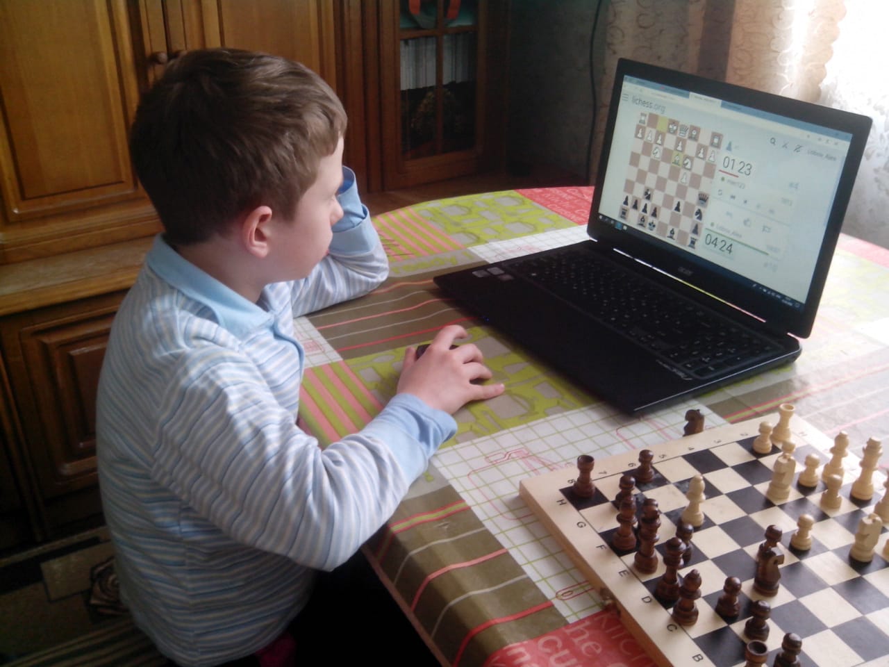 Увлечься игрой в шахматы. Шахматы для детей. Шахматы занятия. Ребенок шахматист.