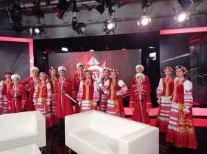 Юные артисты ансамбля кубанской народной песни "Казачата" поздравили краснодарцев с Днем Победы