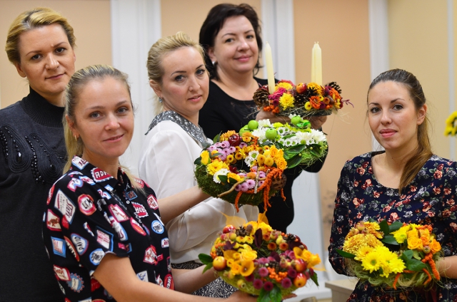 А вы умеете создавать декоративный венок для праздничного стола?