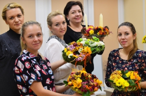 А вы умеете создавать декоративный венок для праздничного стола?