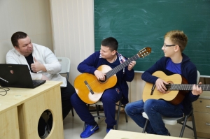 Зачем учить ребенка игре на гитаре?