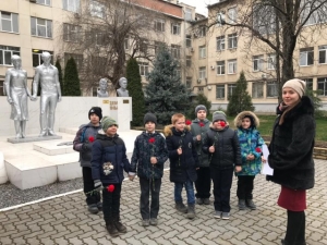 Акция "Цветы у обелиска": отделение народных инструментов