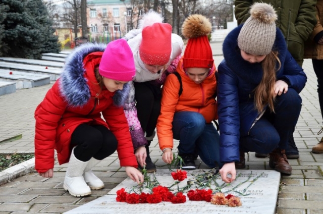 Акция "Цветы у обелиска": отделение хореографии